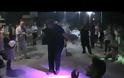 Ο ΘΑΝΑΣΗΣ ΒΑΡΟΠΟΥΛΟΣ χόρεψε ζεϊμπέκικο σε γάμο στα Πηγάδια!! - [βίντεο]