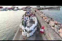 Βίντεο: Ανθρώπινη «αλυσίδα» με πάνω από 350 χορευτές «αγκάλιασε» το λιμάνι της Χίου