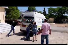 ΚΑΤΟΥΝΑ - ΔΕΝ ΞΑΝΑΓΙΝΕ!!: Έσπρωχναν το ασθενοφόρο για να πάρει μπροστά [ΔΕΙΤΕ VIDEO]