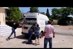 ΚΑΤΟΥΝΑ - ΔΕΝ ΞΑΝΑΓΙΝΕ!!: Έσπρωχναν το ασθενοφόρο για να πάρει μπροστά [ΔΕΙΤΕ VIDEO]