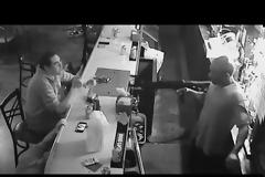 Ο πιο χαλαρός άνδρας στον κόσμο: Τον απειλούσαν με όπλο και αυτός άναβε τσιγάρο (vid)