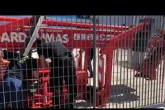 Η Πυροσβεστική έσωσε εγκλωβισμένο γατάκι στο Golden Hall - Καρέ-καρέ η στιγμή της διάσωσης