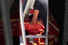 Η Πυροσβεστική έσωσε εγκλωβισμένο γατάκι στο Golden Hall - Καρέ-καρέ η στιγμή της διάσωσης