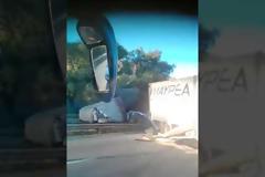 βίντεο: Ανατροπή νταλίκας στην Αθηνών - Κορίνθου με τρεις τραυματίες