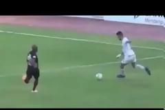 Πήγε να του κόψει το πόδι και είδε...κίτρινη κάρτα!