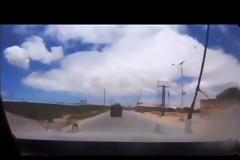 Βίντεο-σοκ: Στρατιωτικό όχημα με Ιταλούς γίνεται στόχος αυτοκινήτου παγιδευμένου με εκρηκτικά