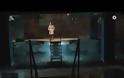Η Αγγελική Νικολούλη ως Μις Μαρπλ στο τρέιλερ του Φως στο Τούνελ