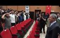 Μαθητές χαιρετούν στρατιωτικά τον Ακάρ μέσα σε σχολείο [video]