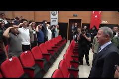 Μαθητές χαιρετούν στρατιωτικά τον Ακάρ μέσα σε σχολείο [video]