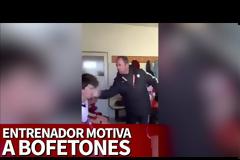 Προπονητής χαστουκίζει τους παίκτες του για να τους...πορώσει