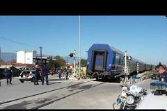 Τρίκαλα: Τρένο συγκρούστηκε με αυτοκίνητο – Μια γυναίκα νεκρή (+vid)