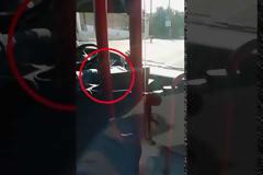 Ασυνείδητος οδηγός λεωφορείου οδηγεί… «σταυροπόδι» (βίντεο)