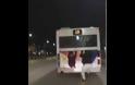 Νεαροί κρεμάστηκαν σε λεωφορείο του ΟΑΣΘ ..εν κινήσει (+video)