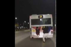 Νεαροί κρεμάστηκαν σε λεωφορείο του ΟΑΣΘ ..εν κινήσει (+video)