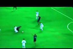 Ο Μέσι ντριμπλάρει ακόμα και...πεσμένος!