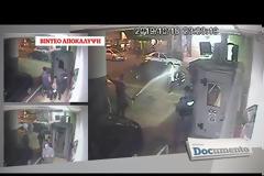 ΕΛΑΣ: ΕΔΕ για βίντεο που δείχνει αστυνομικούς να βρέχουν με λάστιχο γυναίκα σε αναπηρικό αμαξίδιο