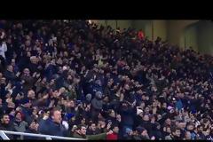 Σκόραρε με πέναλτι και...χάθηκε στην αγκαλιά της μητέρας του!