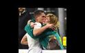 Σκόραρε με πέναλτι και...χάθηκε στην αγκαλιά της μητέρας του!