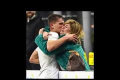 Σκόραρε με πέναλτι και...χάθηκε στην αγκαλιά της μητέρας του!