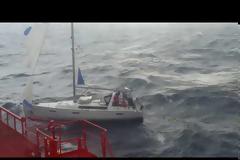 Βίντεο από τη διάσωση επιβαινόντων σε ακυβέρνητο ιστιοφόρο στον Σαρωνικό