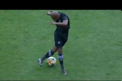 Έκανε ντρίμπλες με...ζεμπεκιές!