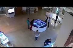 Το προστατευτικό από τον μετεωρίτη του Τσελιαμπίνσκ ανασηκώθηκε αναίτια μπροστά στα έκπληκτα μάτια επισκεπτών και χωρίς οι τεχνικοί να μπορούν να το εξηγήσουν, σαν ο μετεωρίτης να ήθελε να δραπετεύσει - ΜΥΣΤΗΡΙΟ