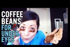 Βάζει κόκκους καφέ κάτω από τα μάτια της – Δείτε τι πετυχαίνει!-ΒΙΝΤΕΟ