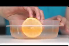 Kιτρίνισε το τάπερ σου; Η λύση είναι στο ψυγείο σου