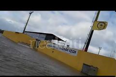 Η θάλασσα μπήκε μέσα στο γήπεδο!