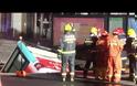 Τρύπα στο δρόμο «κατάπιε» λεωφορείο - 6 νεκροί -  βίντεο από τη στιγμή του δυστυχήματος