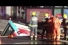 Τρύπα στο δρόμο «κατάπιε» λεωφορείο - 6 νεκροί -  βίντεο από τη στιγμή του δυστυχήματος
