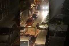 ΒΙΝΤΕΟ.Σήκωσαν στα χέρια αυτοκίνητο που έκλεινε την είσοδο πολυκατοικίας
