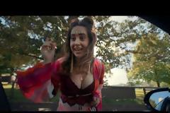 KFC: Η σεξιστική διαφήμιση που προκάλεσε σάλο με το μπλουζάκι στα φιμέ τζάμια