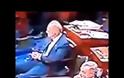 Αμερικανός γερουσιαστής δίνει εντολή σε κάτι αόρατο για να σηκωθεί από την θέση του ώστε να καθίσει ο ίδιος, όπως φαίνεται σε βίντεο - ΜΥΣΤΗΡΙΟ
