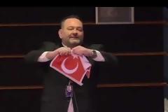 Ο Γιάννης Λαγός έσκισε την τουρκική σημαία στο Ευρωκοινοβούλιο, οργισμένη απάντηση Τσαβούσογλου