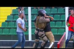 Βραζιλία: Άγριο ξύλο σε ποδοσφαιρικό αγώνα -Παίκτης κλώτσησε οπαδό στο κεφάλι (video)