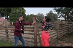 O Σάκης Ρουβάς έβαλε την Ελένη Φουρέιρα με κατακόκκινο νύχι να αρμέξει προβατίνα