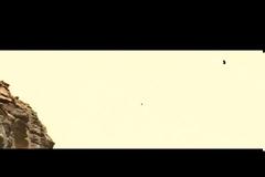 Δύο αντικείμενα πάνω από τα βουνά του Άρη υποδηλώνουν την ύπαρξη ΑΤΙΑ ή πουλιών στον πλανήτη (video)