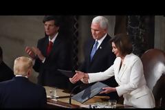 O Ντ.Τραμπ κήρυξε τον πόλεμο στη Ν.Πελόζι: Δεν της έδωσε το χέρι και αυτή έσκισε την ομιλία του (video)