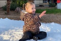 Αστυνομικοί και πυροσβέστες φέρνουν το χιόνι στην Αριζόνα για ένα κοριτσάκι με “μισή¨ καρδιά (video)