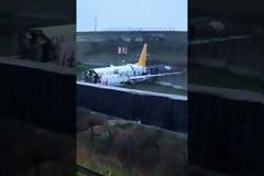 Κωνσταντινούπολη: Αεροπλάνο κόπηκε στα τρία - Τουλάχιστον 52 τραυματίες (video))