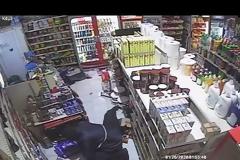 Θρασύτατη ληστεία στο Πόρτο Ράφτη: Καρέ καρέ τα εφιαλτικά λεπτά