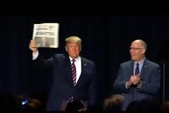 Τραμπ: Πανηγύρισε την αθώωσή του επιδεικνύοντας τους τίτλους των εφημερίδων