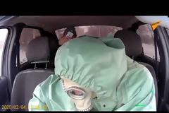 Ταξιτζής στη Ρωσία καταπολεμά την υστερία του κορονοϊού… με πλήρη προστατευτικό εξοπλισμό