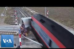 Σοκαριστικό βίντεο με τρένο να παρασύρει φορτηγό στην Τουρκία