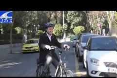 Με ηλεκτρικό ποδήλατο στο Μαξίμου ο πρόεδρος της ΚΕΔΕ (video)
