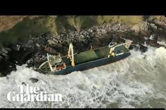 Πλοίο φάντασμα ξεβράστηκε στην Ιρλανδία (video)