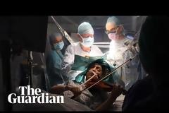 Συγκλονιστικό ΒΙΝΤΕΟ: Έπαιζε βιολί κατά τη διάρκεια επέμβασης για αφαίρεση όγκου από τον εγκέφαλο
