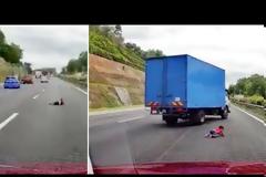 Τύχη βουνό: Δίχρονο αγοράκι εκσφενδονίζεται από αμάξι  -Ευτυχώς δεν έπαθε τίποτα (video)