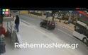 Βίντεο σοκ: Η στιγμή που αυτοκίνητο χτυπάει μητέρα και παιδί σε δρόμο του Ρεθύμνου
